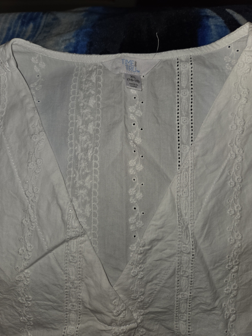 Time and Tru White Embroidered V-Neck Women's Blouse
